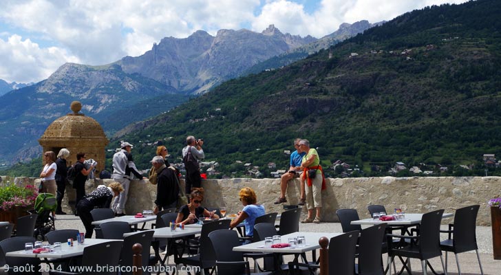 Le pic de Montbrison vu depuis la place Général Eberlé à Briançon.