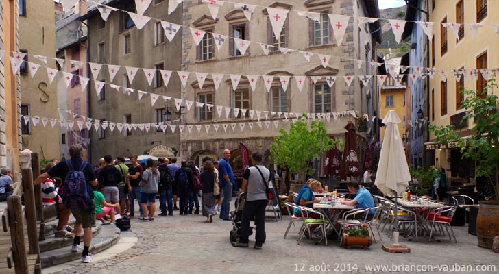 La place du Temple et la maison des Templiers qui abrite l'office du tourisme de Briançon.
