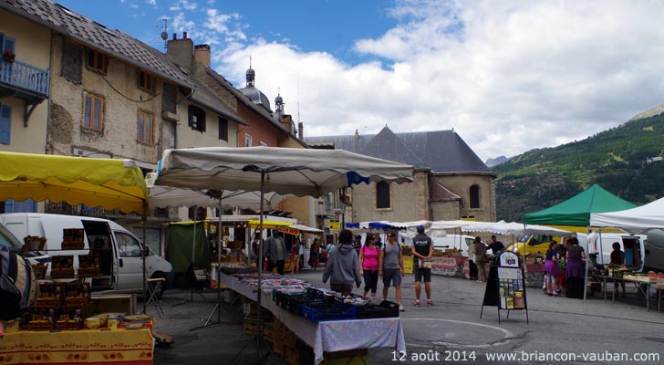 Le marché avenue Vauban à Briançon.