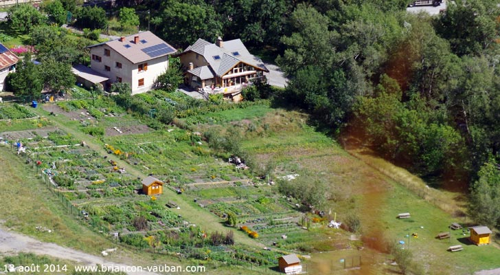 Les jardins familiaux de Briançon vus de Puy St Pierre. 