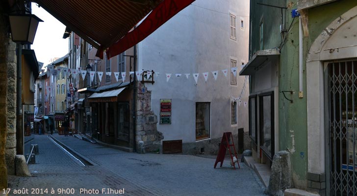 Grande rue ou Grande Gargouille dans la cité Vauban à Briançon.
