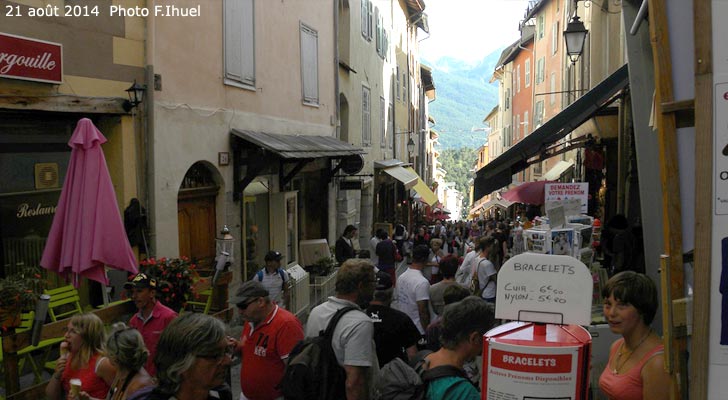 Grande rue ou Grande Gargouille dans la cité Vauban à Briançon.