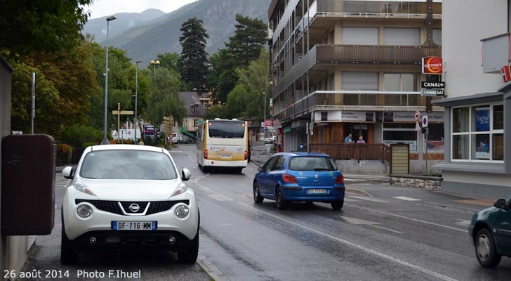Une voiture marseillaise avenue du Général de Gaulle à Briançon.