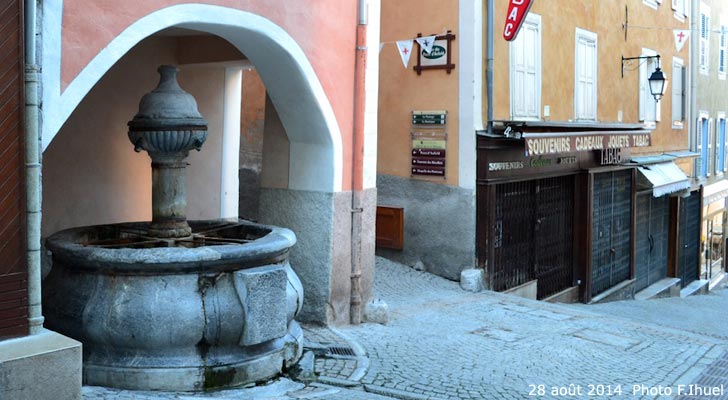 La fontaine du milieu dans la cité Vauban.