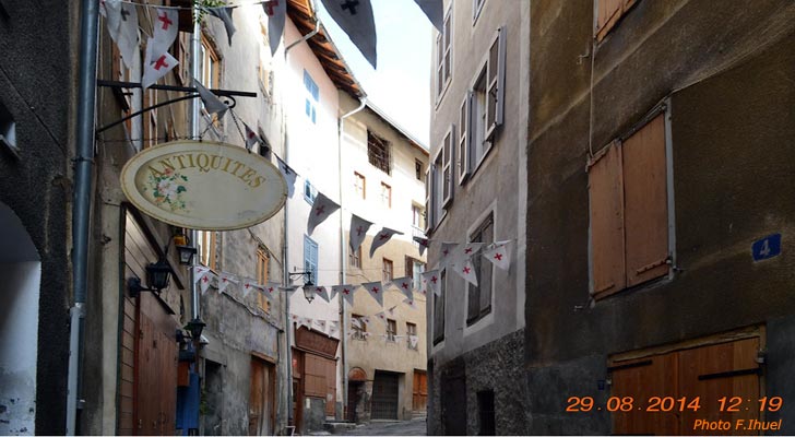 Rue du Temple dans la cité Vauban à Briançon.