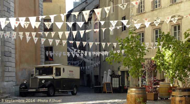 La place du Temple dans la cité Vauban à Briançon.