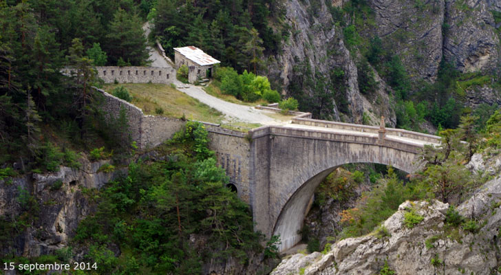 Le pont d'Asfeld relie Briançon aux forts des Têtes et du Randouillet.