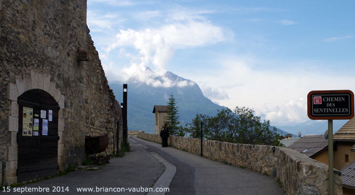 Le chemin de ronde de la cité Vauban de Briançon. 