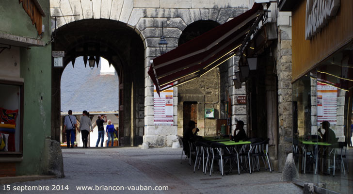 Grande Rue dans la cité Vauban à Briançon.