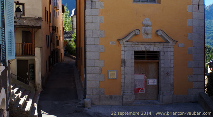 Le couvent des Récollets et la rue du Pont d'Asfeld à Briançon.