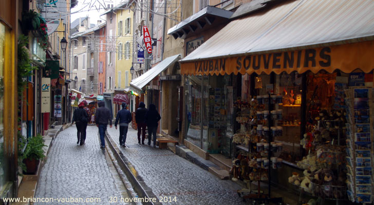 Grande rue ou Grande Gargouille : la rue commerçante de la cité Vauban à Briançon.