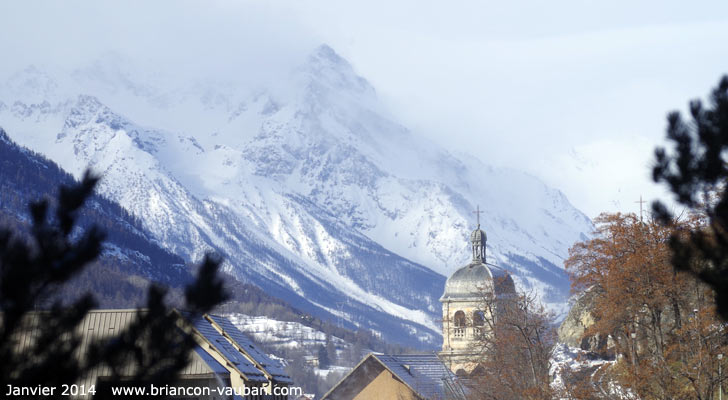 Une des tours de la Collégiale Notre Dame Saint Nicolas à Briançon.