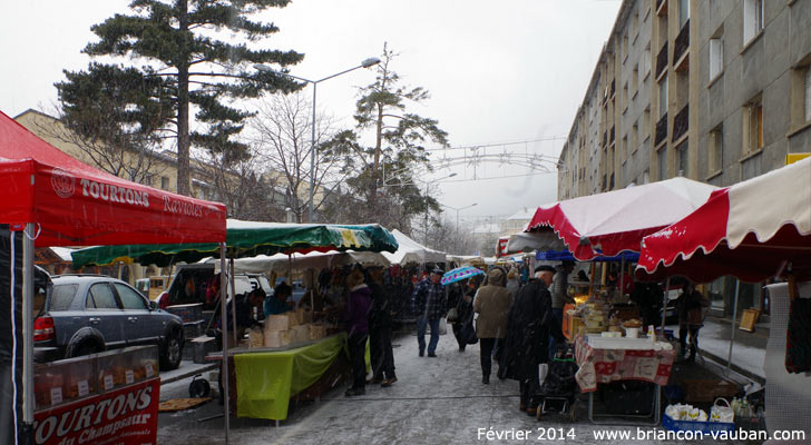 Le marché avenue du 159° RIA à Briançon.
