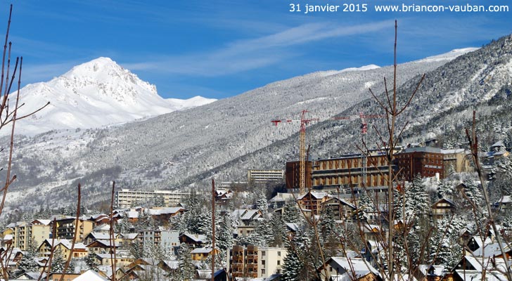 Le Grand Aréa  et le Centre Hospitalier des Escartons à Briançon.