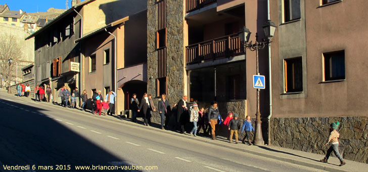 Sortie d'école avenue de la République à Briançon.