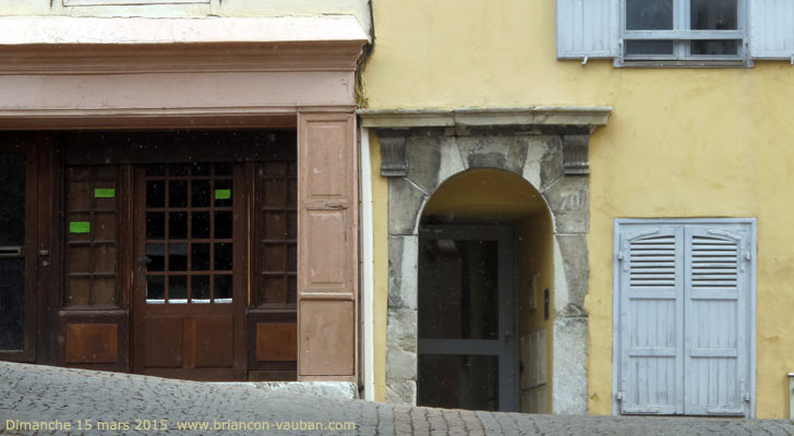 Grande rue à Briançon.