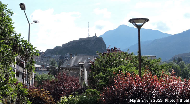 Le fort du Château vu de la place de Suse à Briançon.