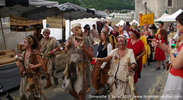 Défilé des troupes sur les remparts de Briançon