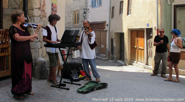 Des musiciens rue du temple