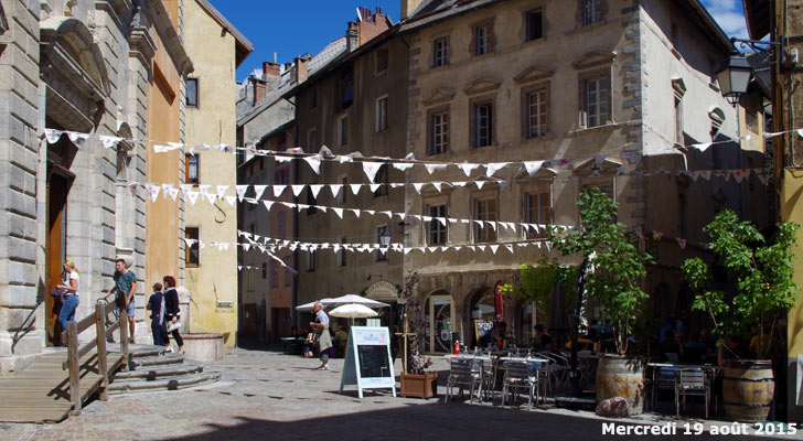 Place du temple à Briançon
