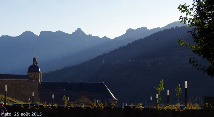 Le pic de Montbrison (2825m) vu du champ de Mars à Briançon