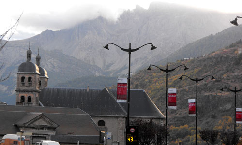 La collégiale vue du champ de Mars à Briançon