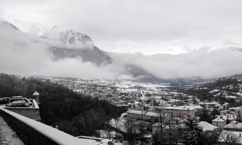 Briançon sous la neige vu de l'avenue Vauban.