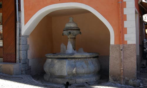 La Fontaine François 1er de la cité Vauban à Briançon.