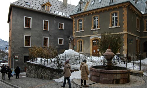 La place Persens dans la cité Vauban à Briançon.