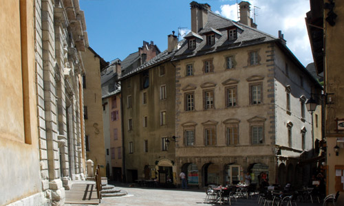 La place du temple à Briançon