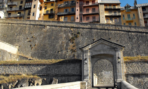 La porte d'embrun de la cité Vauban à Briançon.