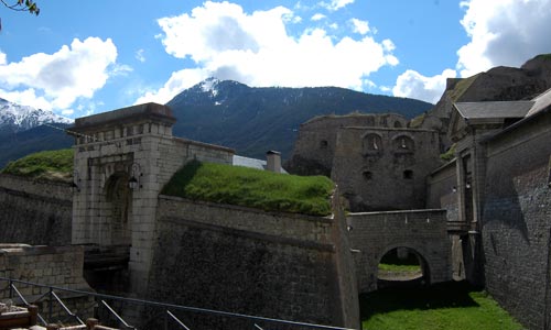 La porte de Pignerol de la Cité Vauban à Briançon.