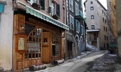 La rue du pont d'Asfeld dans la cité Vauban à Briançon.