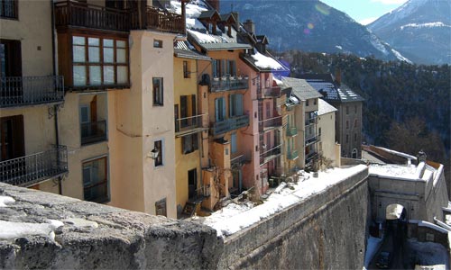 Les habitations au dessus de la porte d'Embrun de la Cité Vauban.