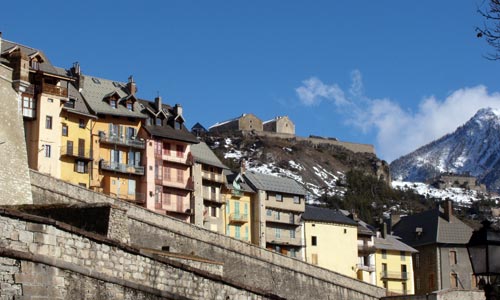 Les habitations au dessus des remparts de la Cité Vauban.