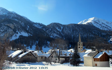 Le village de N&eacute;vache dans la vall&eacute;e de la Clar&eacute;e.