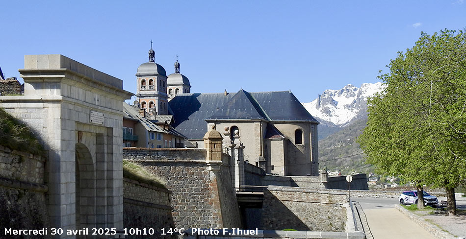 La porte de Pignerol et la Collégiale.