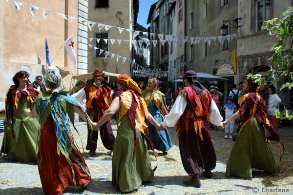 Sur la place du Temple à Briançon 