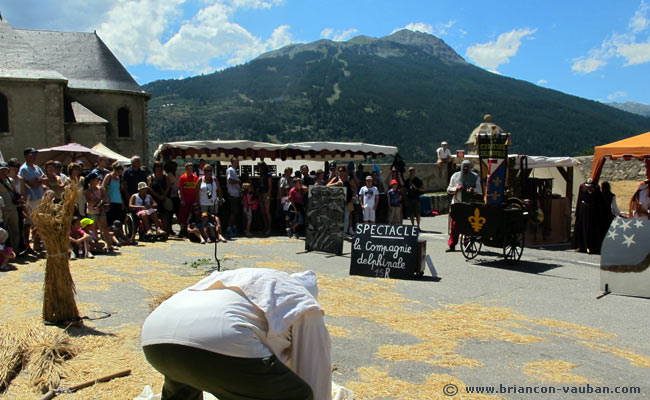 Sur la place Dauphine de la Cité Vauban à Briançon. 