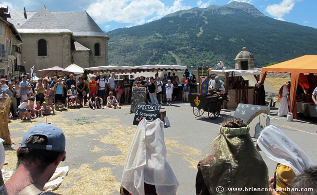 Sur la place Dauphine de la Cité Vauban à Briançon. 