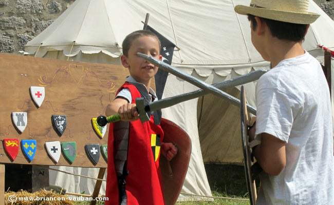 Un combat médiéval dans les fossés de la Cité Vauban de Briançon. 
