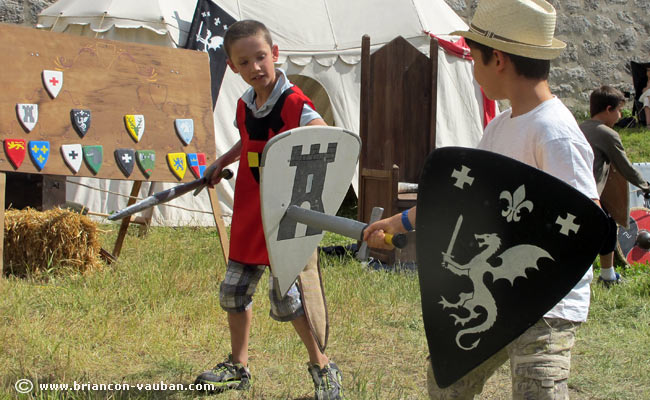 Un combat m&eacute;di&eacute;val dans les foss&eacute;s de la Cit&eacute; Vauban de Brian&ccedil;on. 