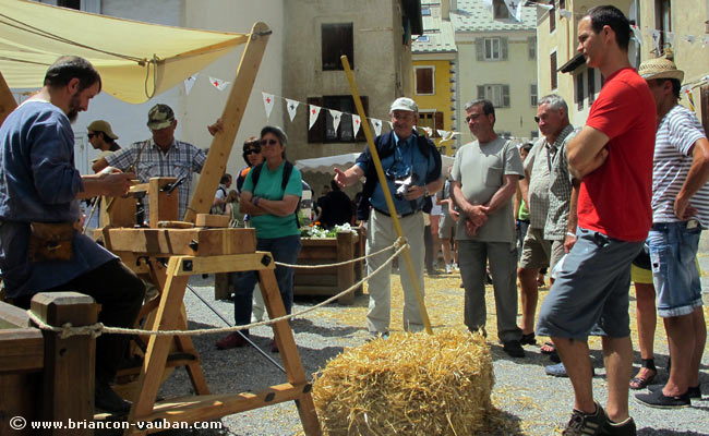Démonstration artisanale du métier d'art de tourneur sur bois.