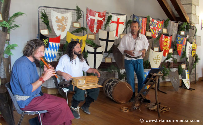 Concert médiéval dans la salle du Vieux Colombier de Briançon. 