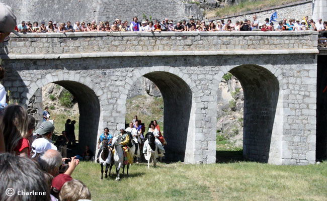 Les cavaliers d'Esteban dans les fossés de la Cité Vauban. 