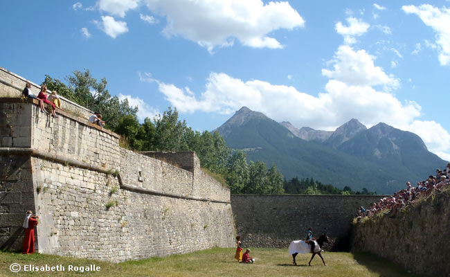 Les cavaliers d'Esteban dans les fossés de la Cité Vauban. 