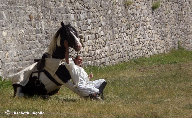 Les cavaliers d'Esteban dans les fossés de la Cité Vauban. 