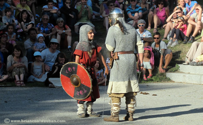 Entraînement au combat jardin Chanoine Motte à Briançon.
