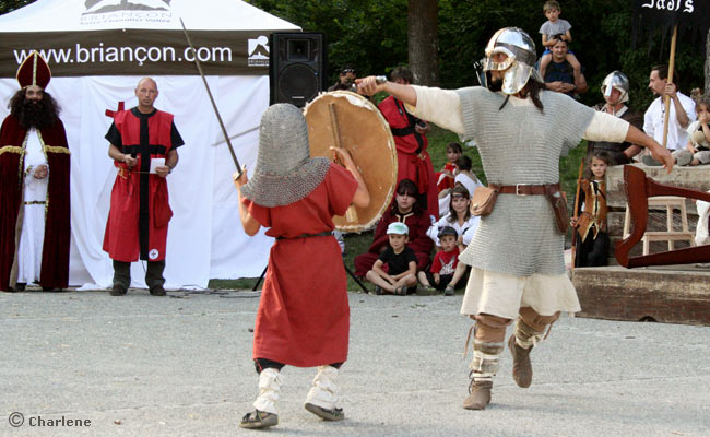 Entraînement au combat jardin Chanoine Motte à Briançon. 