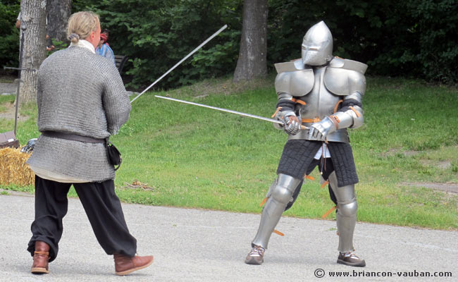 Un combat entre deux Chevaliers dans le jardin Chanoine Motte.
